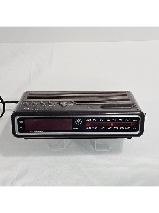 GE Other - Vintage GE Digital Clock Radio AM/FM With Woodgrain Finish & Snooze Function